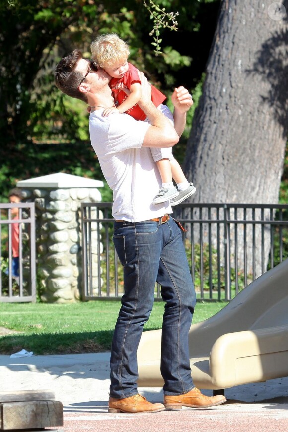 Robin Thicke embrasse son fils Julian dans un parc de Los Angeles le 9 août 2012