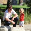Attentif, Robin Thicke s'occupe de son fils Julian dans un parc de Los Angeles le 9 août 2012