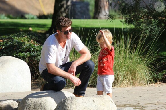 Attentif, Robin Thicke s'occupe de son fils Julian dans un parc de Los Angeles le 9 août 2012
