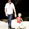 Très complices, Robin Thicke et son fils Julian dans un parc de Los Angeles le 9 août 2012