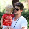 Robin Thicke s'occupe de son fils Julian dans un parc de Los Angeles le 9 août 2012
