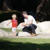 Robin Thicke s'occupe de son fils Julian dans un parc de Los Angeles le 9 août 2012