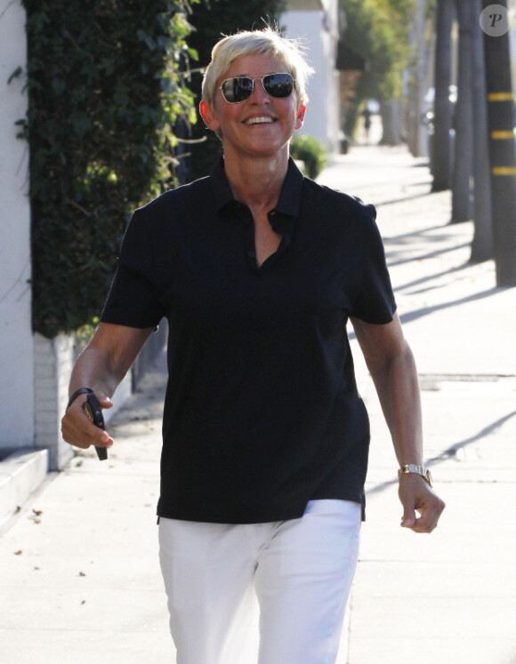 Ellen DeGeneres très souriante à la sortie du salon de coiffure Benjamin à West Hollywood le 9 août 2012