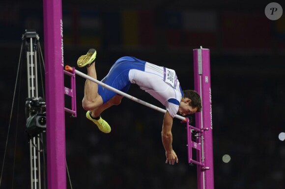 A 5m97, la barre décisive... Renaud Lavillenie a remporté le 10 août 2012 le concours de saut à la perche des Jeux olympiques de Londres avec un ebarre à 5,97m, devenant le premier champion olympique de l'athlétisme français depuis 16 ans et... le perchiste Jean Galfione.