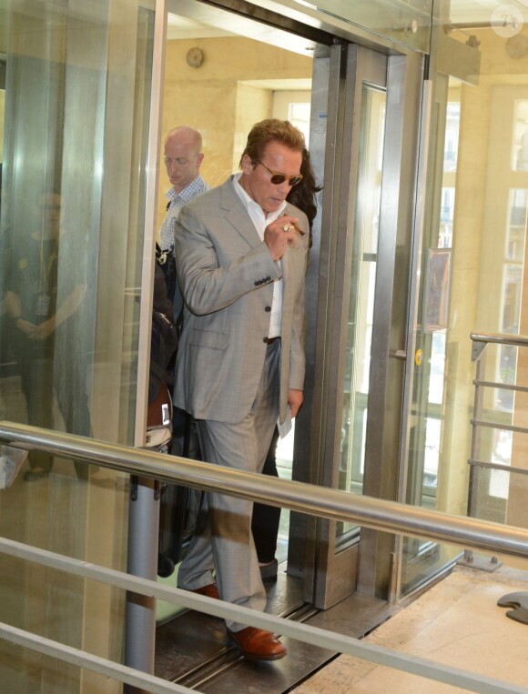 Arnold Schwarzenegger, son fils Patrick et sa fille Katherine vont déjeuner au Jules Verne à Paris le 10 août 2012