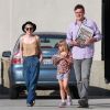 L'actrice Michelle Williams, sa fille Matilda, et son compagnon Jason Segel, à Glendale le 10 août 2012