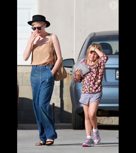 Michelle Williams et sa fille Matilda sont allées chercher des CDs, à Glendale le 10 août 2012