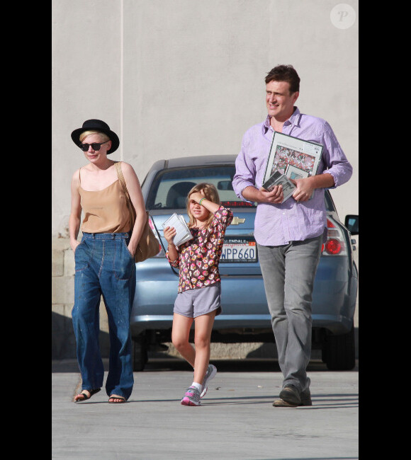 Michelle Williams, sa fille Matilda, et son compagnon Jason Segel, à Glendale le 10 août 2012 - Quelle belle famille recomposée