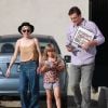 Michelle Williams, sa fille Matilda, et son compagnon Jason Segel, à Glendale le 10 août 2012