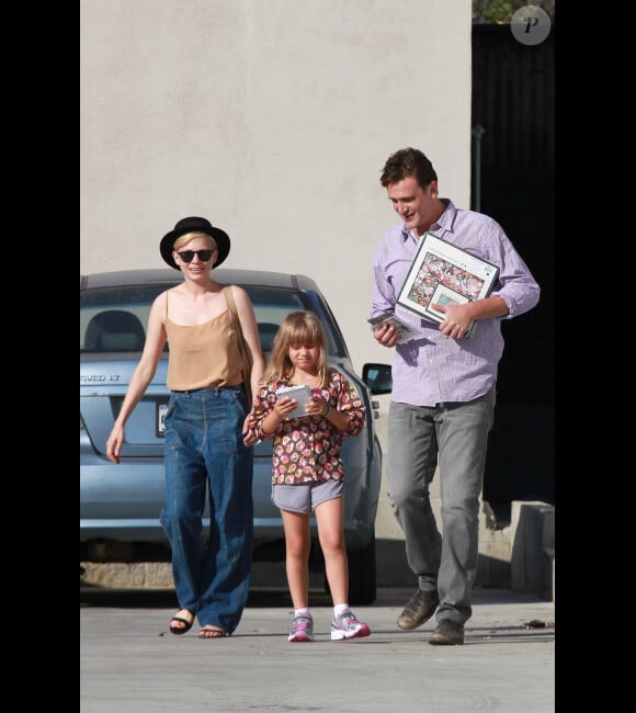 Michelle Williams, sa fille Matilda, et son compagnon Jason Segel, à Glendale le 10 août 2012