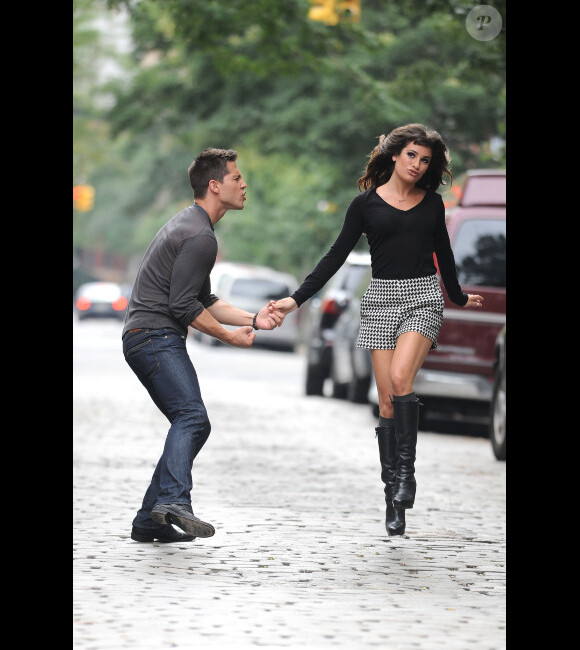 Lea Michele et son partenaire Dean Geyer sur le tournage de la série Glee, le 11 août 2012 à New York