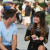 Lea Michele et son partenaire Dean Geyer, complices, sur le tournage de la série Glee, le 11 août 2012 à New York