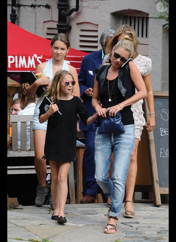Kate Moss et sa fille Lila Grace dans les rues de Londres, le 11 août 2012 - Mère et fille se cachent derrière des lunettes de soleil