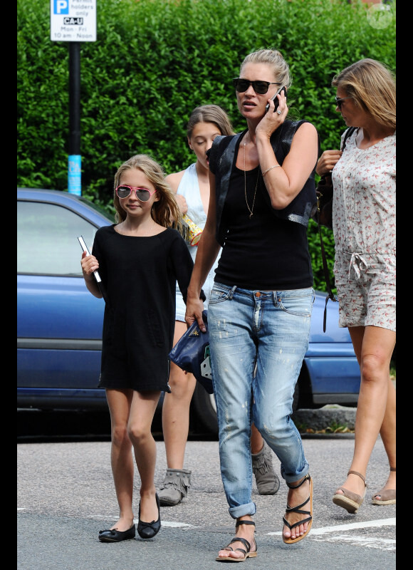 Kate Moss et sa fille Lila Grace, tous les deux lookées, dans les rues de Londres, le 11 août 2012