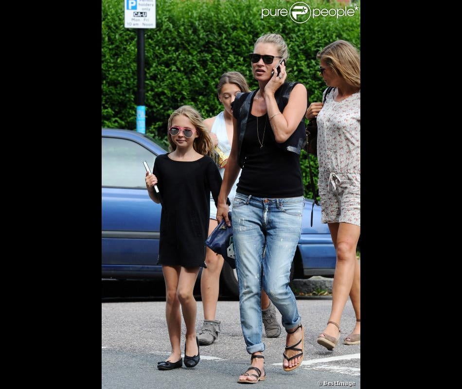 Kate Moss Et Sa Fille Lila Grace Tous Les Deux Lookées Dans Les Rues De Londres Le 11 Août