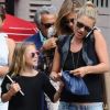 Kate Moss au téléphone et sa fille Lila Grace dans les rues de Londres, le 11 août 2012