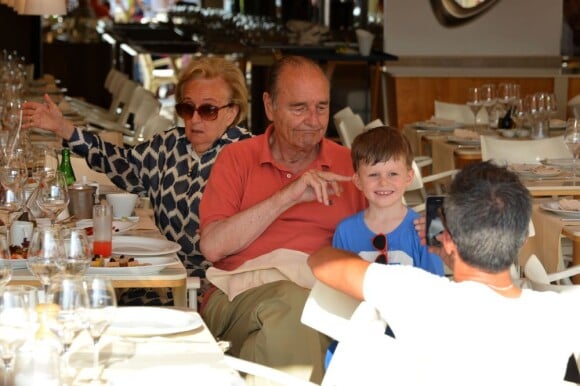 Taquin, Jacques Chirac attablé au restaurant Le Girelier, à Saint-Tropez le 12 août 2012