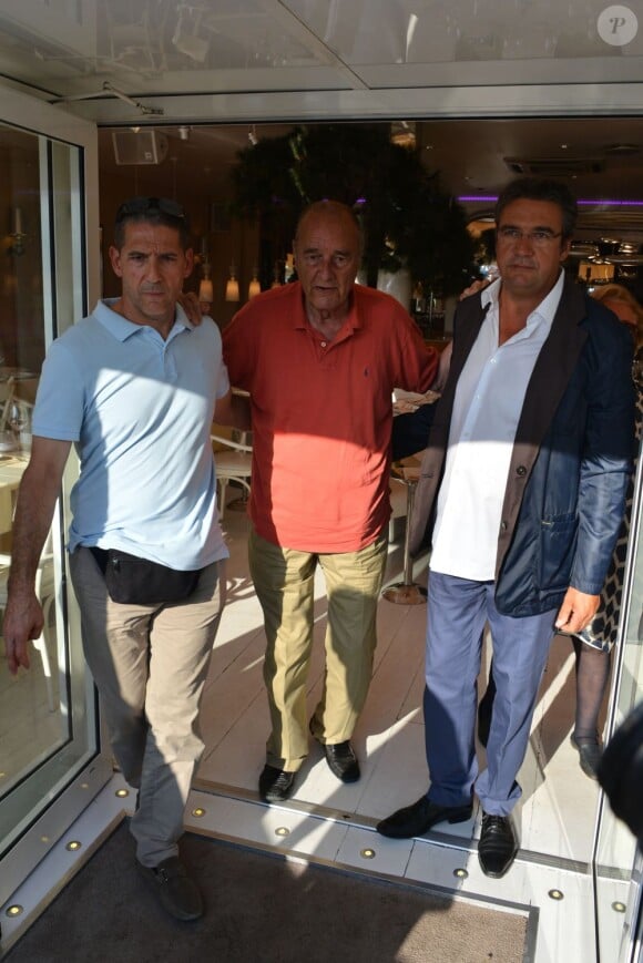 Epuisé, Jacques Chirac sort du restaurant Le Girelier, à Saint-Tropez le 12 août 2012