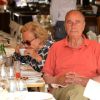 Jacques Chirac et son épouse Bernadette, attablés au restaurant Le Girelier, à Saint-Tropez le 12 août 2012