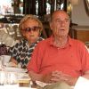 Jacques Chirac et son épouse Bernadette, attablés au restaurant Le Girelier, à Saint-Tropez le 12 août 2012
