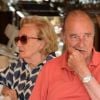 Jacques Chirac et son épouse Bernadette, attablés au restaurant Le Girelier, à Saint-Tropez le 12 août 2012