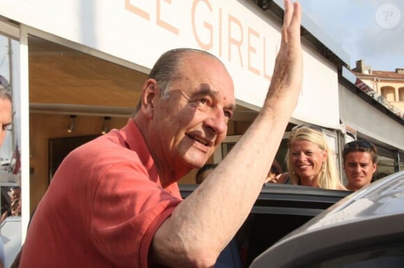Jacques Chirac salue ses fans à Saint-Tropez le 12 août 2012