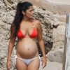 Camila Alves se baigne avec quelques amis à Ibiza, le 8 août 2012.
