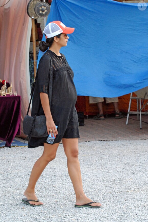Camila Alves se promène sur le marché, à Ibiza le 6 août 2012.