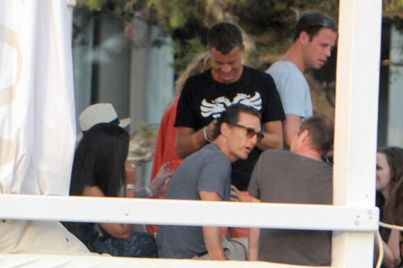 Matthew McConaughey et Bono dans un restaurant à Ibiza, le 11 août 2012.