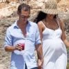 Matthew McConaughey et Camila Alves se promènent à Ibiza avec Bono et sa femme. Le 10 août 2012.