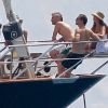 Matthew McConaughey et Camila Alves sur le bateau du Cirque du soleil à Ibiza, avec Bono et sa femme. Le 10 août 2012.
