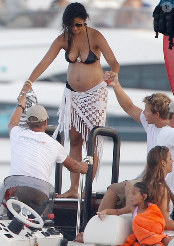 Camila Alves sur le bateau du Cirque du soleil à Ibiza. Le 10 août 2012.