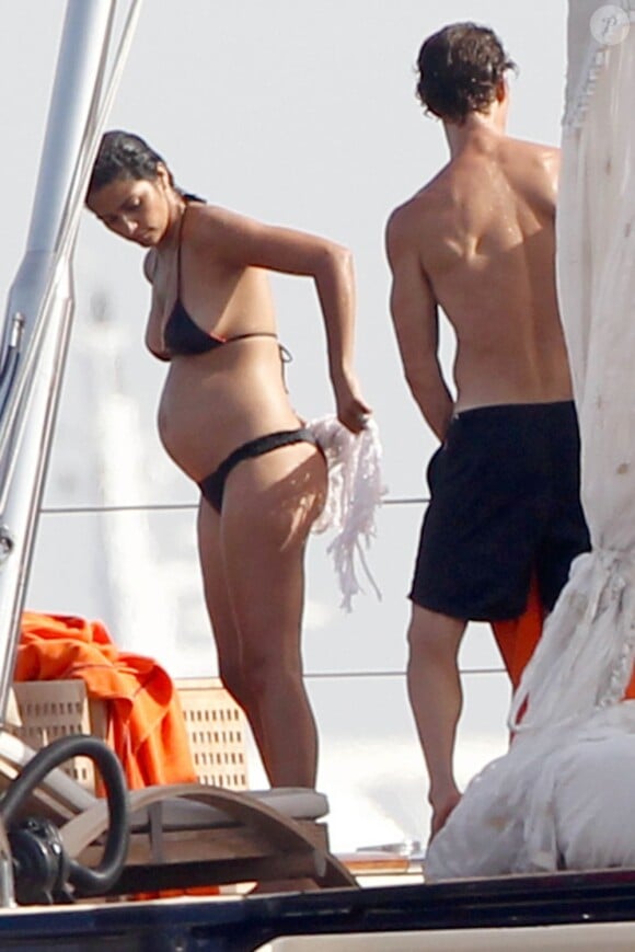 Matthew McConaughey et Camila Alves très enceinte sur le bateau du Cirque du soleil à Ibiza. Le 10 août 2012.