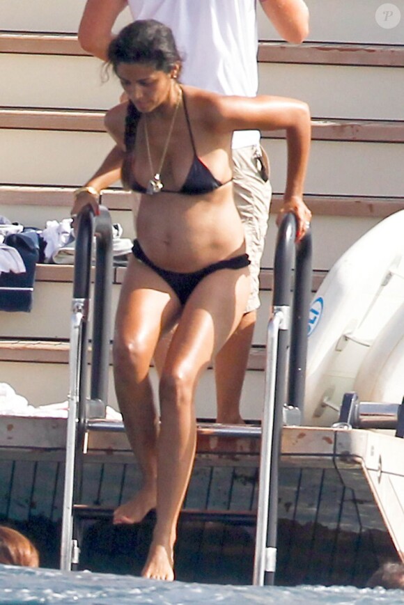 Camila Alves enceinte sur le bateau du Cirque du soleil à Ibiza. Le 10 août 2012.