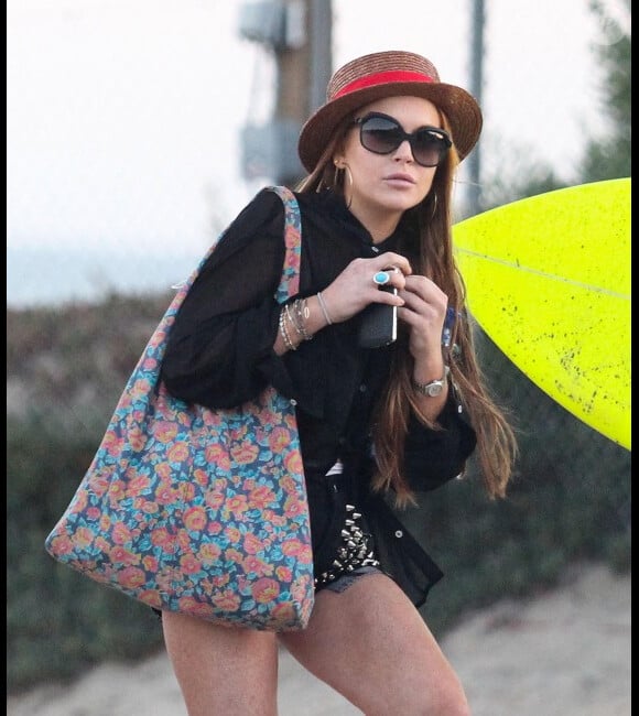 Lindsay Lohan doit enfiler un mateau quand le soleil se cache lorsqu'elle passe du temps avec quelques amis à Malibu, Los Angeles, le 12 août 2012