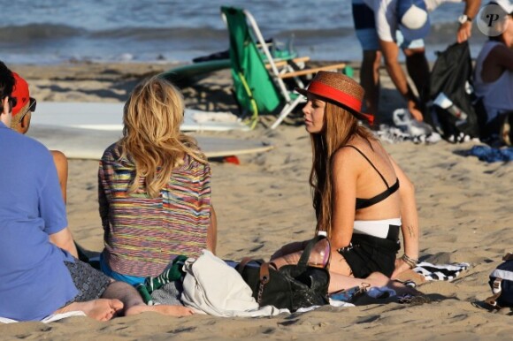 Lindsay Lohan discute avec une amie à Malibu, Los Angeles, le 12 août 2012