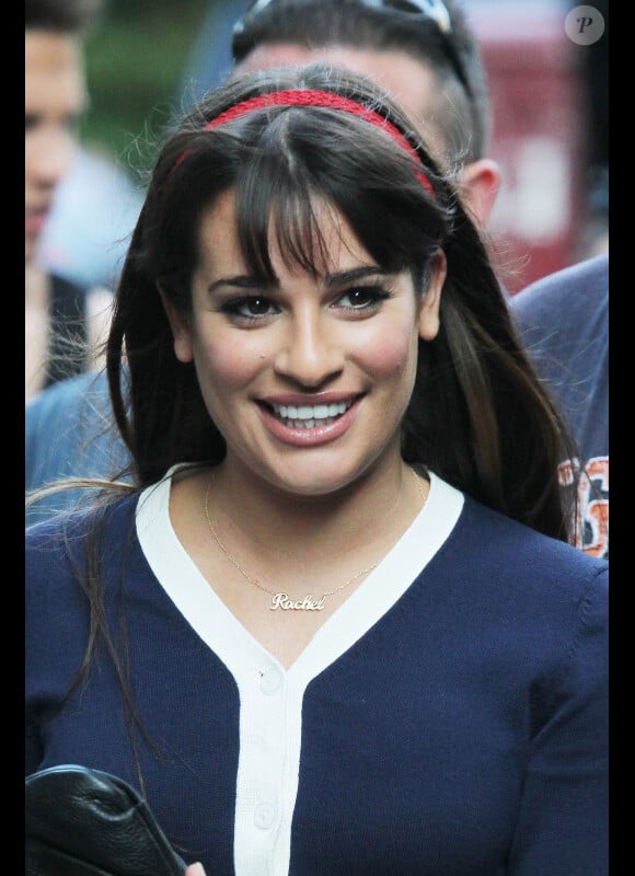 Lea Michele affiche un sourire qui pourrait en faire fondre plus d'un sur le tournage de la série Glee à New York le 12 août 2012