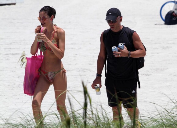 Sur la plage, Eros Ramazzotti et sa chérie Marica en vacances à Miami le 13 août 2012