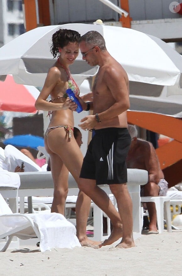Détendus, Eros Ramazzotti et sa chérie Marica en vacances à Miami le 13 août 2012