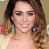 Miley Cyrus avec un ombré hair et des cheveux longs tressés