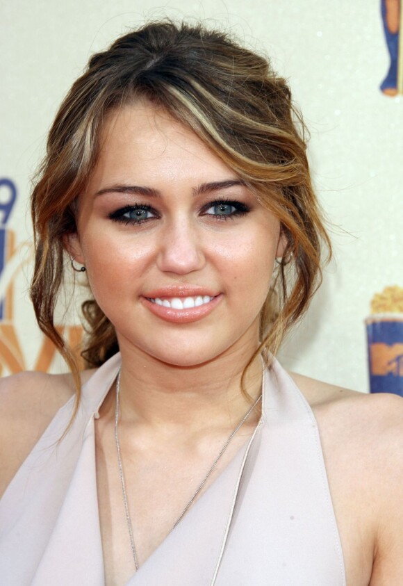 Transformation capillaire en marche : Miley opte pour quelques mèches blondes pour réchauffer sa couleur
