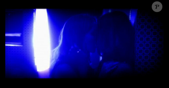 Leighton Meester embrasse fougueusement la belle Vanessa Curry dans le clip Addicted to love de Nomads et Vanessa Curry