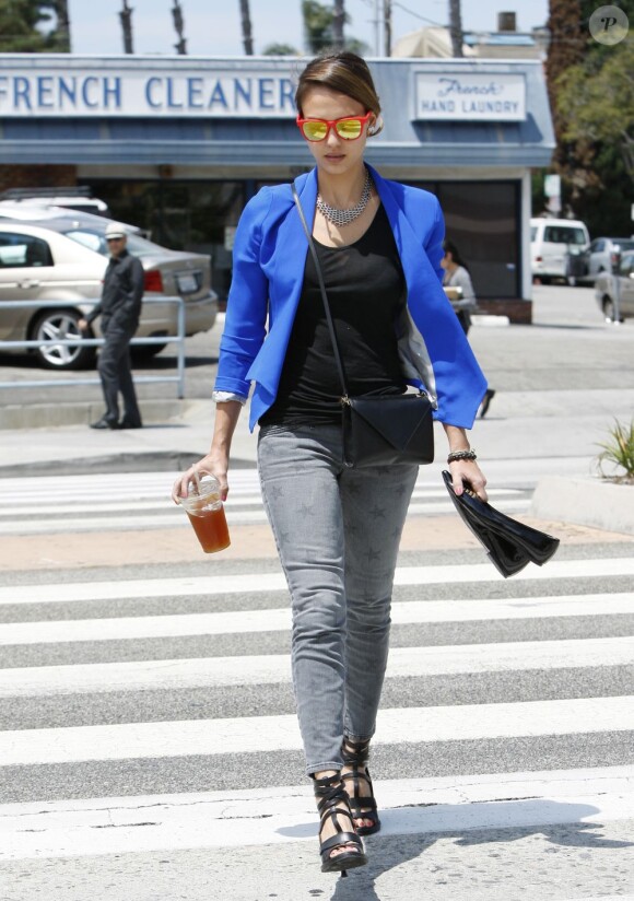 Jessica Alba parfaitement vêtue, se rend à une réunion professionnelle le 16 août 2012 à Beverly Hills