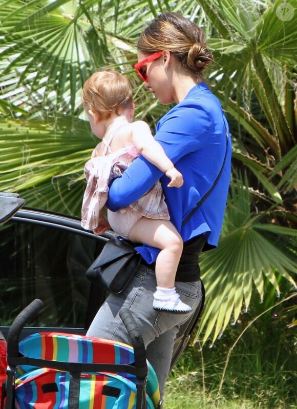 Jessica Alba avec sa fille Haven et superbement lookée dans les rues de Los Angeles le 16 août 2012