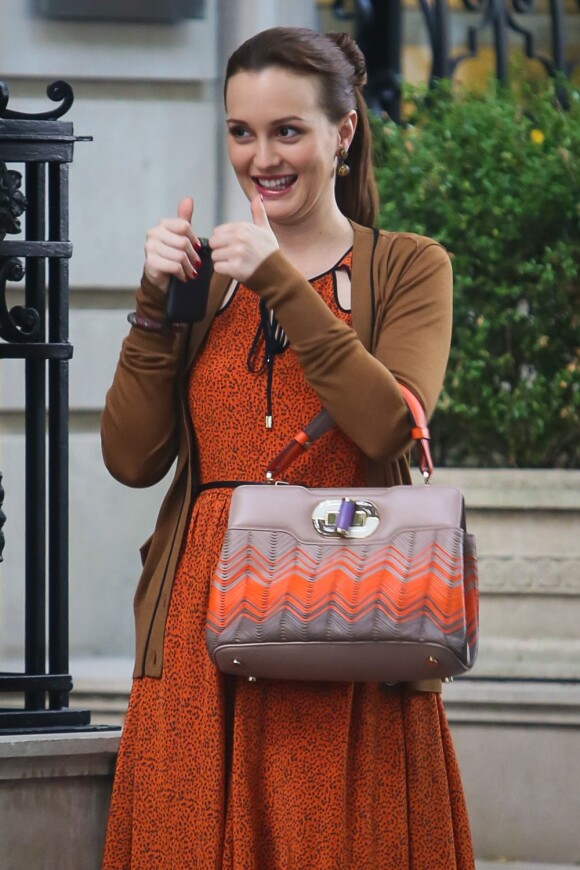Leighton Meester, habillée d'une robe Jason Wu et d'un sac Bvlgari, semble de bonne humeur sur le tournage de Gossip Girl. New York, 17 août 2012.