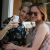 Photo souvenir pour Kelly Rutherford et Kaylee DeFer sur le tournage de Gossip Girl. New York, 17 août 2012.