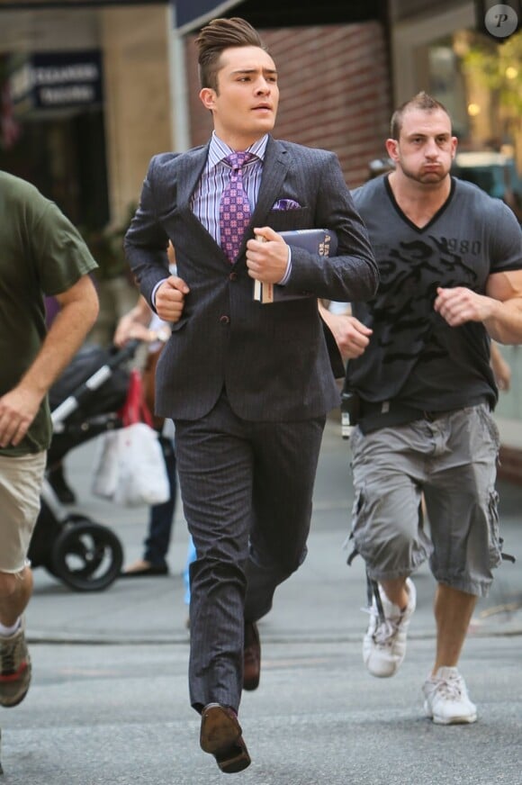 Ed Westwick dans la peau de Chuck Bass, ultra élégant même pendant une petite foulée, sur le tournage de Gossip Girl. New York, 17 août 2012.