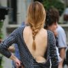 Kaylee DeFer, ultra sexy, ose le dos nu sur le tournage de Gossip Girl. New York, 17 août 2012.