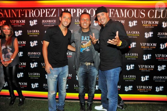 Le footballeur Nenê pose avec Jean-Roch et le DJ Cut Killer au VIP Room de St-Tropez, le dimanche 12 août 2012.