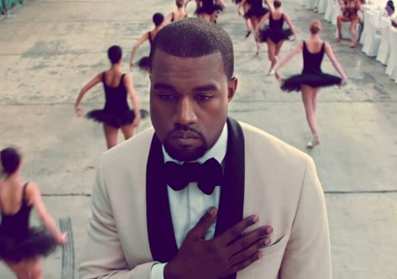 Kanye West et ses ballerines dans le film Runaway.